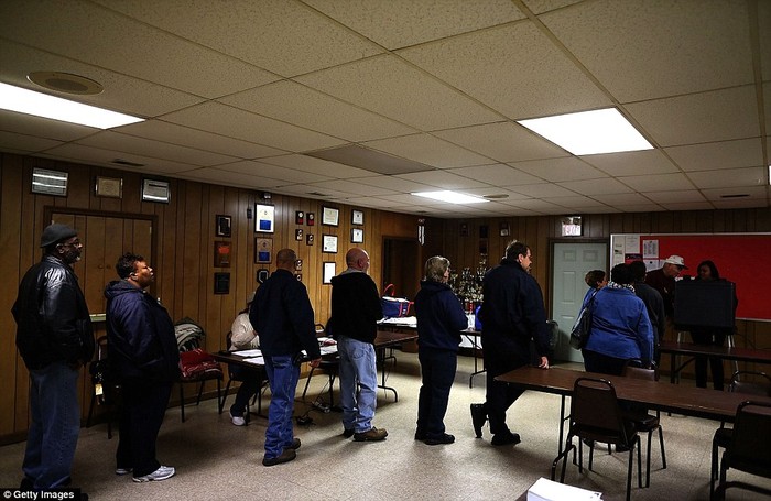 Cử tri chờ đến lượt bầu cử tại Sở Cứu hỏa Port Royal, Virginia.